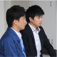 右:営業担当 細川 左:システムエンジニア 谷原